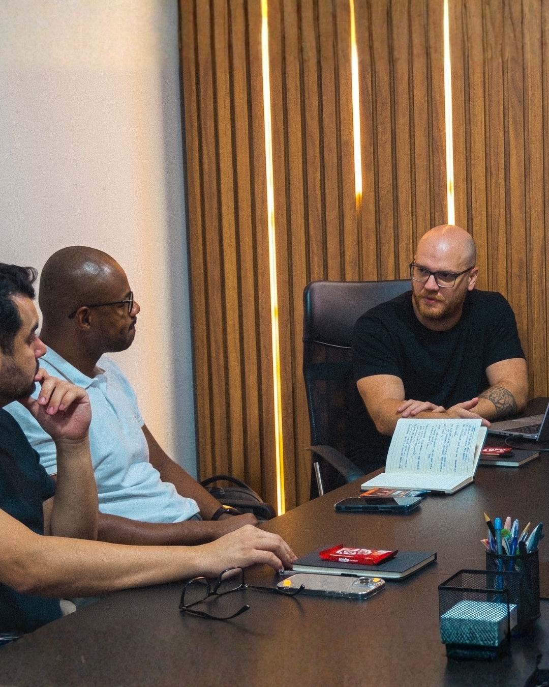 Dev, UX, expedição, integrações, tráfego, Analytics.
